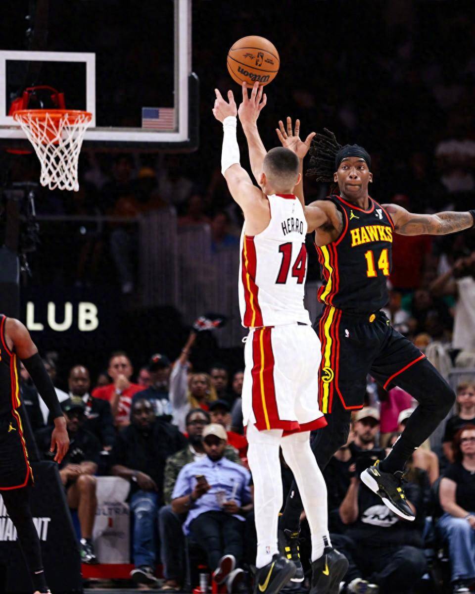 开云在线平台-转折点!曼联绝杀压哨,NBA常规赛关键时刻攻防权衡,更衣室稳定,身体对抗强度拉满的简单介绍